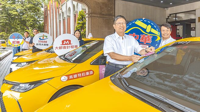 新竹县长杨文科去年9月主持敬老爱心卡开通搭乘4大车队计程车服务，因很多老人家未搭大眾运具，社会处研议结合每月3000元的敬老贴津及敬老爱心卡，发挥更大使用效益。（本报资料照片）