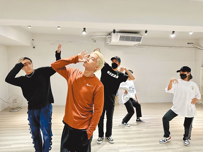 小乐（左二）为演唱会认真彩排。（宽宏艺术提供）