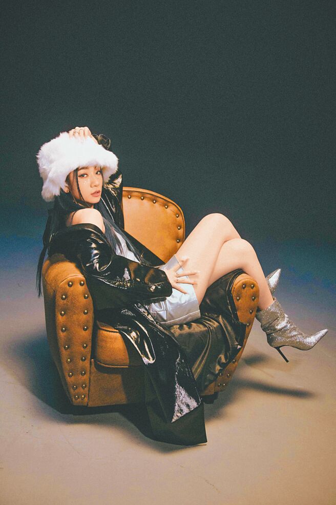 吳卓源在MV裡連換三套造型，大秀美腿。（華風數位提供）