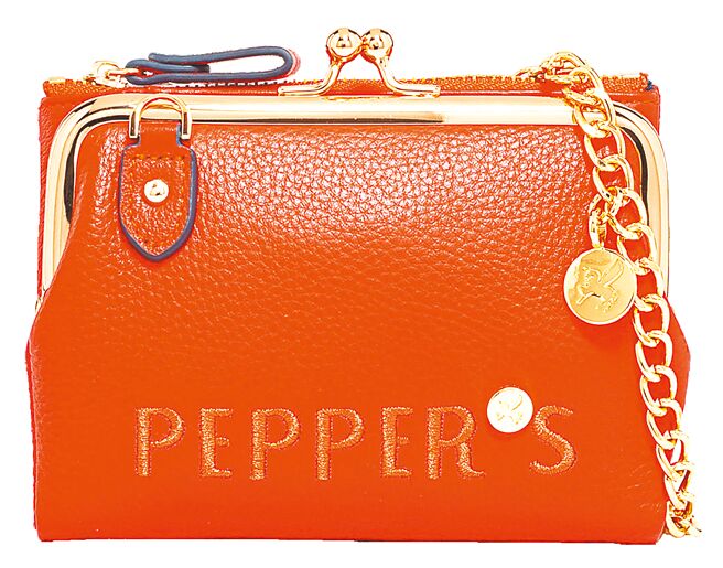 Global Mall新北中和店的PEPPER'S 牛皮点金炼短夹，优惠价2980元。（Global Mall提供）