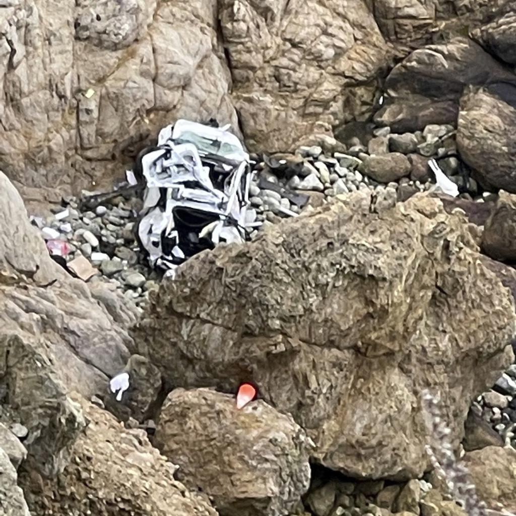 美国加州一辆特斯拉2日坠落250英呎（约76公尺）深的滨海悬崖，车体已摔成废铁。（图／美联社、圣马提欧郡警长办公室提供）(photo:ChinaTimes)