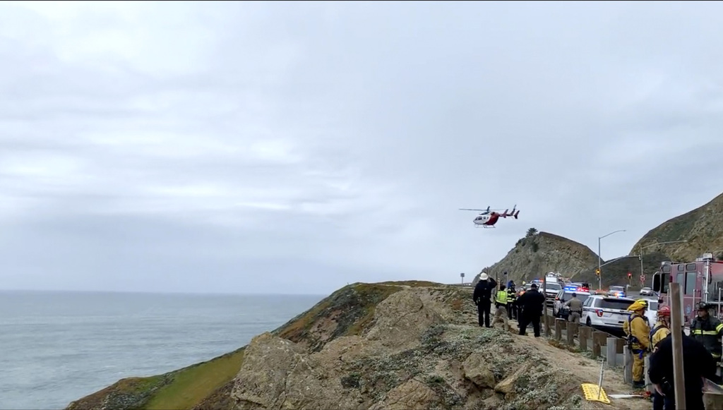 美国加州一辆特斯拉2日坠落250英呎（约76公尺）深的滨海悬崖，车体已摔成废铁，警消出动直升机垂降救人。（图／美联社、圣马提欧郡警长办公室提供）(photo:ChinaTimes)
