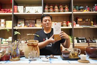 三峽茶農顏伯松請益國寶大師 榮獲全國首屆白茶頭等獎