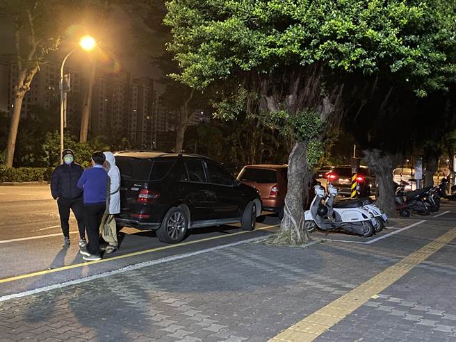 邱莉莉友人、林志展胞弟等人都彻夜守候在地检署外。(曹婷婷摄)