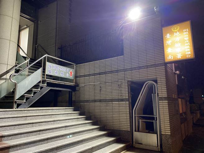 南检侦办台南正副议长贿选案，台南检调漏夜侦讯。(曹婷婷摄)