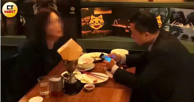 呂秋遠日前與一名長相清麗的女子在餐酒館用餐。（圖／本刊攝影組）