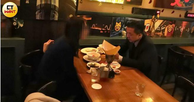 兩人互動自然，用餐過程也沒有飲酒。（圖／本刊攝影組）