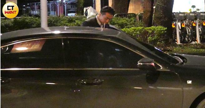  呂秋遠邊叼著菸邊開車門。（圖／本刊攝影組）