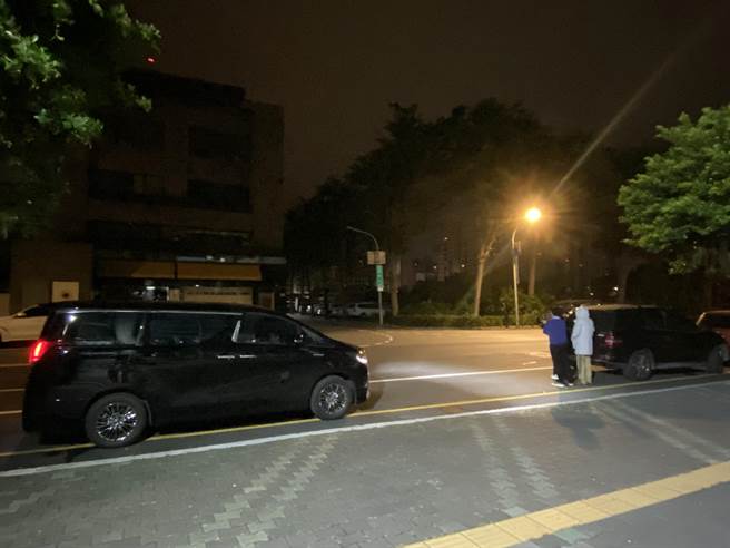 台南议长邱莉莉、副议长林志展亲友彻夜守在台南地检署外，两人清晨各以50万元、20万元交保。(曹婷婷摄)