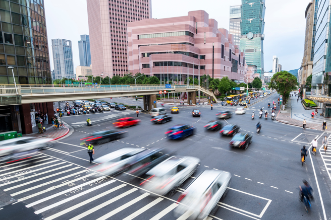 一名在瑞士的台湾部落客表示，瑞士外交部官网就针对台湾旅游建议示警台湾交通具攻击性。（图／示意图，达志影像）