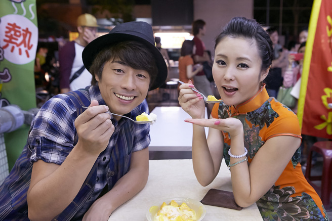 佐藤麻衣當時與日本知名主持人田村田村淳一起主持節目。(圖/中時資料照)