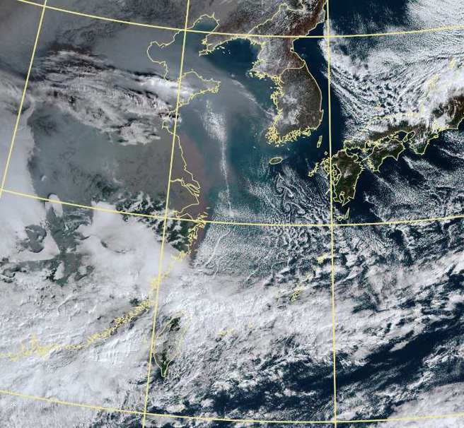 氣象局長鄭明典表示，北極圈上空的冷空氣正快速累積當中，可能又會發生極區冷空氣潰流，再次引發負北極震盪。圖為台灣附近衛星雲圖。(翻攝自氣象局)