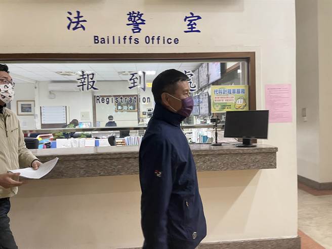 李镇国4日凌晨1点多复讯直到上午8点半，以15万元交保。(民眾提供／曹婷婷台南传真)