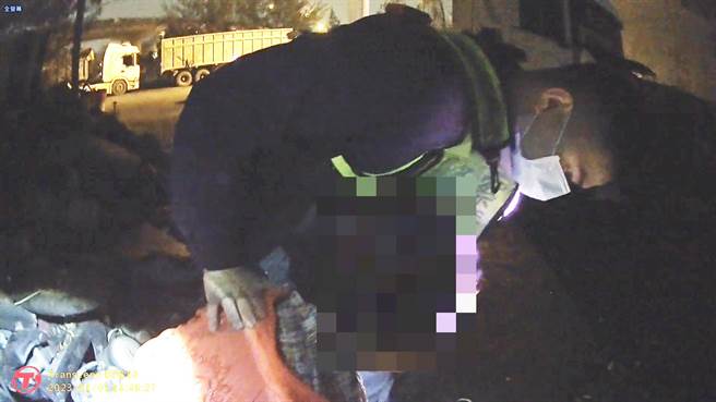 7旬妇爬废铁堆捡资源回收，却因无力下不来，梧栖警协助脱困安全送返家。(警方提供)