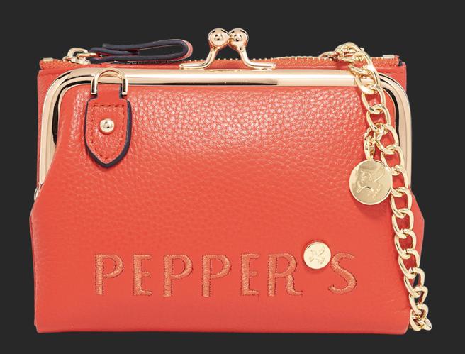 Global Mall新北中和店的PEPPER’S 牛皮点金炼短夹，原价3780元，优惠价2980元。（Global Mall提供）