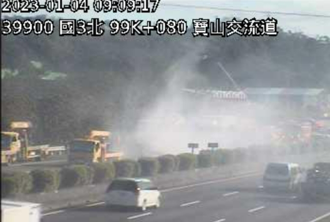国3南下宝山段「5车连环撞」 起火 全线封闭酿回堵6公里。(翻摄自高公局)