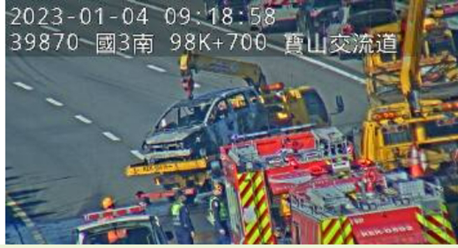 国3南下宝山段「5车连环撞」 起火。(翻摄高公局)