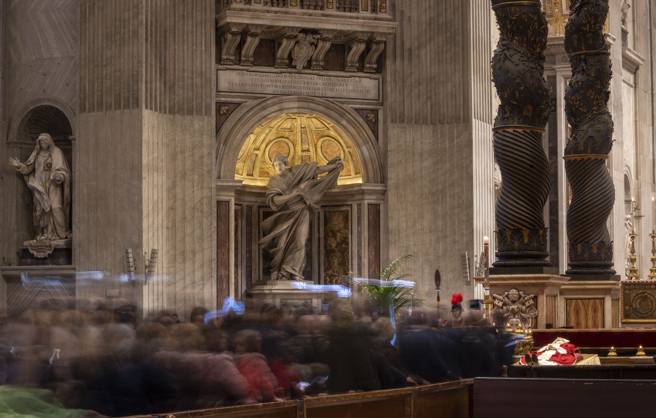 本笃十六世的灵柩将在圣伯多禄大教堂（St. Peter's Basilica）停灵三天，有不少从世界各地赶来梵蒂冈圣伯多禄大教堂的民眾，要向前教宗本笃十六世告别。(图/美联社)
