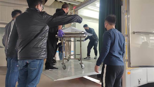 桃园黑帮「黑人家族」精神领袖郭信一2日傍晚倒垃圾时遭枪杀，桃园地检署今天早上会同法医研究所解剖遗体，并出动X光车要找出在郭男体内的子弹。（赖佑维摄）