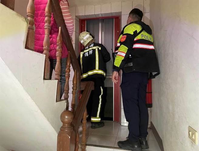 桃园观音一名6旬妇人昨日上午受困在电梯中。（翻摄画面／蔡明亘桃园传真）