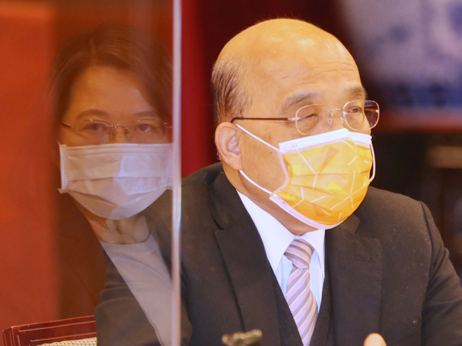行政院长苏贞昌(右)3日松口中央政府在可动用的1800亿中，部分会预留不时之需，剩余将规画发现金让全民共享，总统蔡英文(左)也在脸书呼应此事。（资料照，杜宜谙摄）
