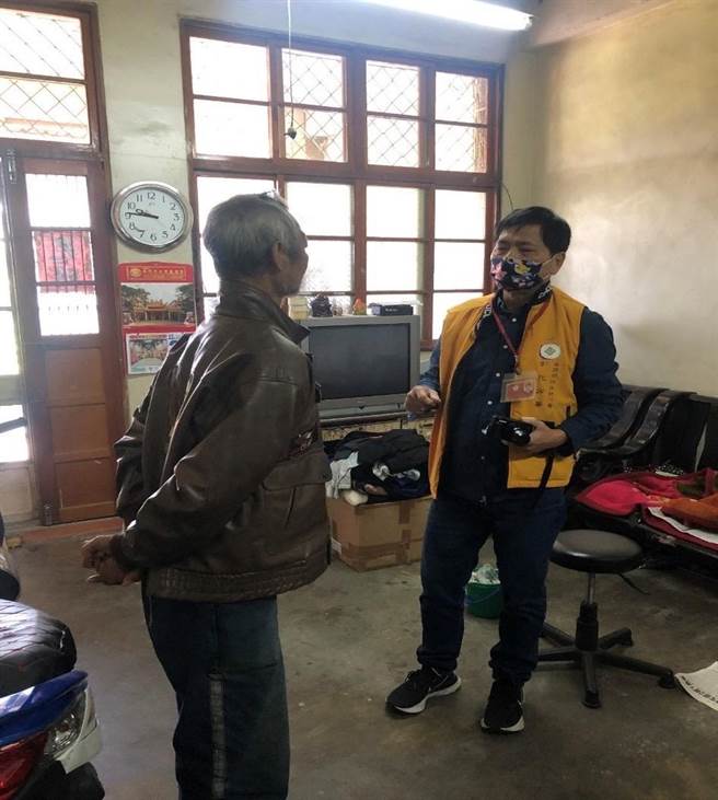 男子酒驾拒缴罚款，彰化分署前往执行封房屋。（彰化分署提供／吴敏菁彰传真）