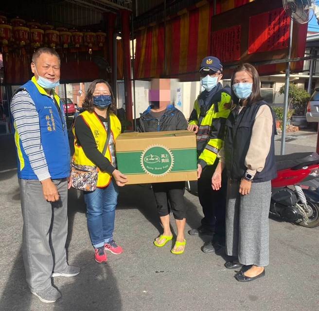 乌日警察分局溪南派出所偕同辖内「山本新力钢铁有限公司」及「南兴宫」举办「寒冬送暖、急难救助」活动。（乌日警分局提供／冯惠宜台中传真）