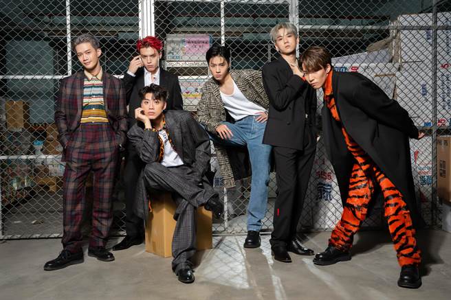 图一：Ozone出道三个月便受到许多时尚品牌青睐，周子翔（左起）、李哲言、黄文廷、林佳辰、周祖安、林焕钧。（摄影／石智中、服装／上Bottega Veneta、Versace、Celine、Paul Smith、MSGM、鞋子／上Bottega Veneta、Celine、Paul Smith、林果良品、妆髮／美少女工作室／高秀雯、简伟文）