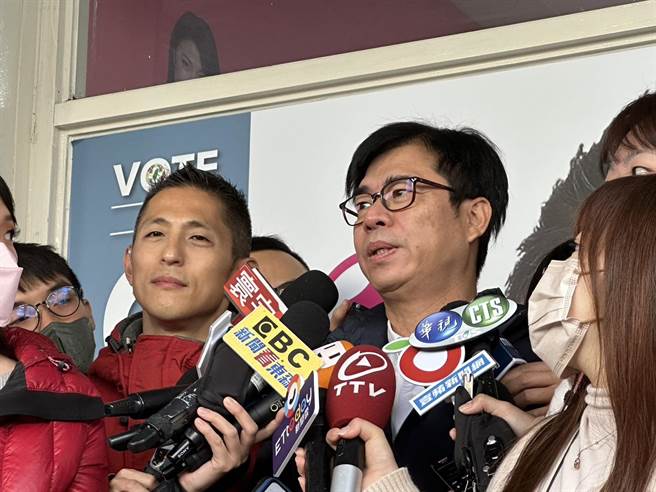 民进党代理主席陈其迈今天陪同民进党立委补选候选人吴怡农车扫。（杨亚璇摄）