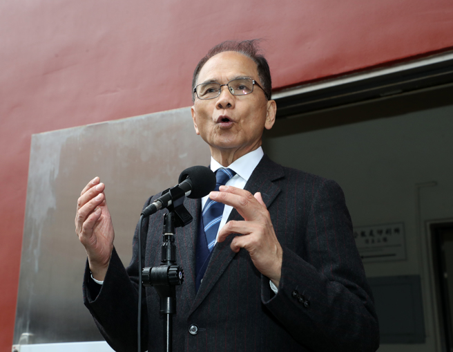 立法院长游锡堃4日受访表示，发现金这个案全民都非常关心，行政院非常积极办理，立院各党团也愿意共同促成，这个案就看什么时候送过来，立法院一定全力配合，若大家同意，相信也可以很快的发放。（刘宗龙摄）