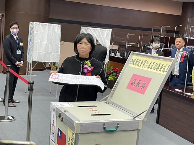 民进党籍南投县议员廖梓佑票投自己，被中评会认定「跑票」，遭开除党籍，她深夜在脸书发文深表痛心。（本报资料照片）