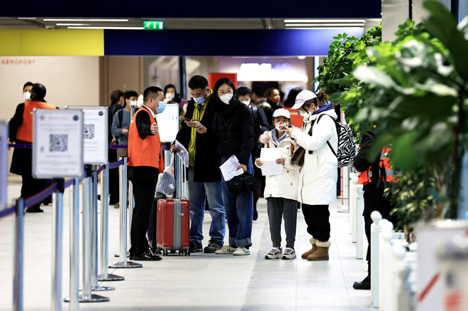 欧盟3日表示，多数会员国赞成要求来自大陆的旅客出境前先进行新冠检测。图为大陆旅客1日抵达法国戴高乐机场后排队进行採检。（图／美联社）