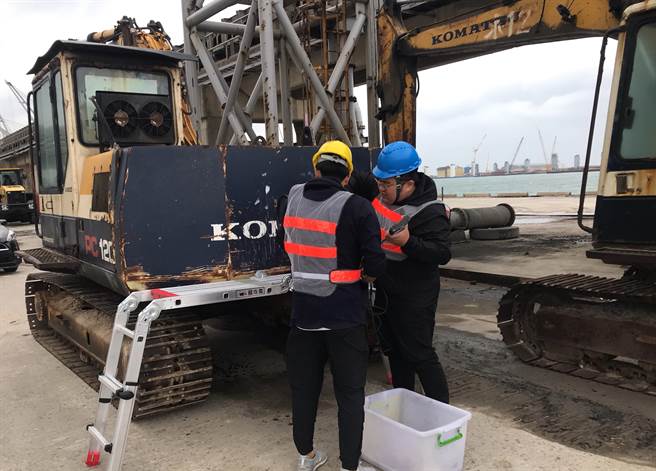 维护空气品质，新北创E化平台管制施工机具。（新北市环保局提供）