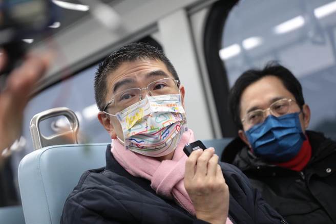 基隆市长谢国梁（左）与基隆市交通处长林圳宏（右）4日早晨搭乘台铁区间车，听取通勤民眾的实际需求。（基隆市政府提供／张志康基隆传真）