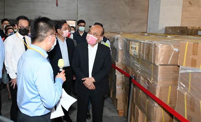 橋頭地檢署偵破107噸大陸茶洗產地案，行政院長蘇貞昌於去年10月到高雄慰問有功人員。（本報資料照片）