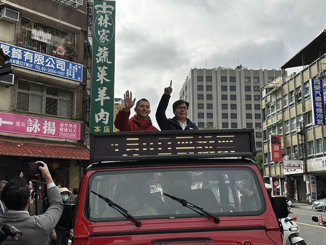 民进党代理主席陈其迈今天陪同民进党立委补选候选人吴怡农车扫。（杨亚璇摄）