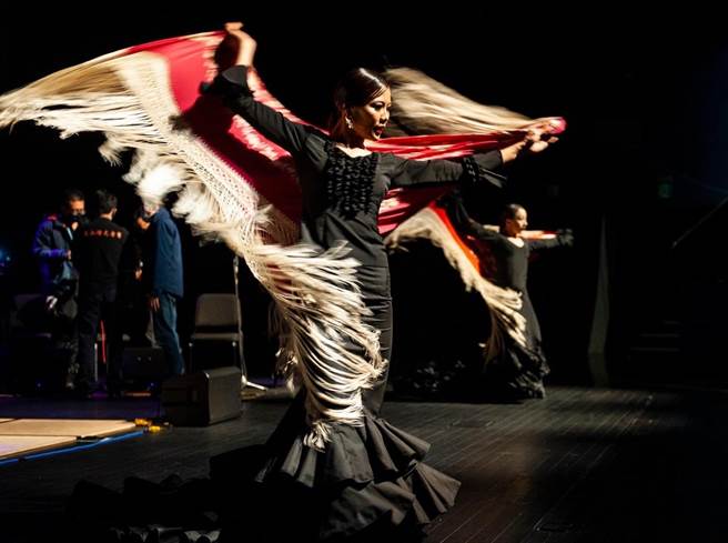  「梨山耶稣堂新年音乐会」由「遇见乔安娜乐团」与梨山国中小泰雅古谣合唱团携手演出。（参山处提供）