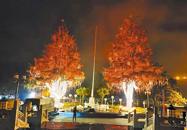 梨山宾馆前两棵高达28公尺大雪松圣诞树，亮起梨山最美灯光，为2022年山谷灯光节画下精彩动人的落幕。（参山处提供）