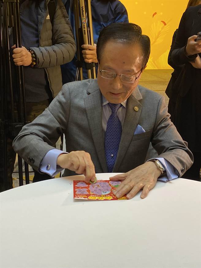 台湾彩券推出金兔年首波6款刮刮乐新品，董事暨发言人黄志宜现场刮应景的刮刮乐「金兔奖」。(洪凯音摄影)