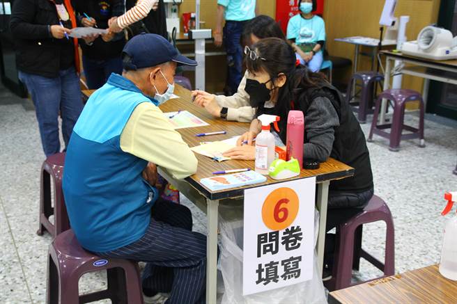 长者透过健检回诊看报告，医师给予适当治疗与卫教。（花莲卫生局提供／王志伟花莲传真）