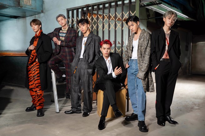 图二：Ozone推出新EP〈Unicorn〉，并至韩国训练、拍摄MV，该趟行程让成员收穫满满。（摄影／石智中、服装／上Bottega Veneta、Versace、Celine、Paul Smith、MSGM、鞋子／上Bottega Veneta、Celine、Paul Smith、林果良品、妆髮／美少女工作室／高秀雯、简伟文）