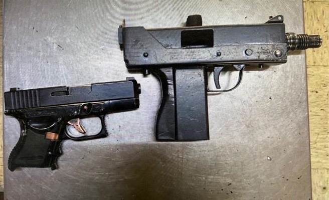 警方指出，12月22日于林嫌家中查获枪械改造场所，起获罕见美式迷你衝锋枪1把、非制式手枪1把、各式子弹18颗、切割机及电钻等改造工具1批。（翻摄照片／王惠慧新竹传真）