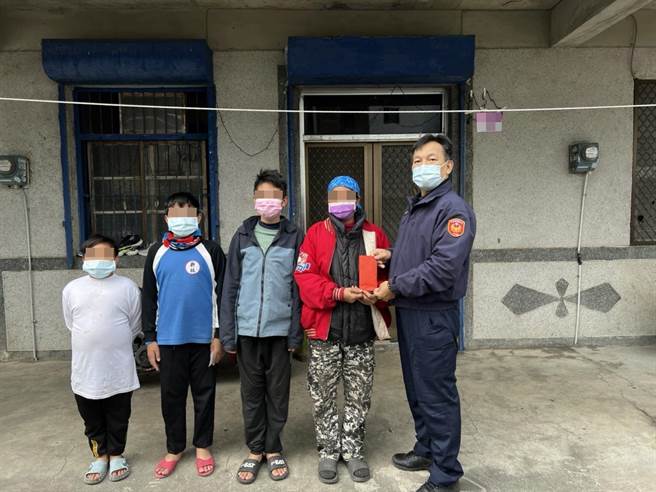 花莲一名低调的善心人士有感丰滨乡张姓男子因意外重度全瘫，家中开销费用及3名儿子就学费用，全靠妻子卖菜及低收入补助撑起，因此将现金5000元塞入信封，委托警方转送，盼能帮助张男一家5口好过年。（凤林警分局提供／罗亦晽花莲传真）