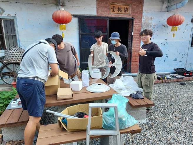 弘光科大执行净零碳排计画，团队到社区协助居民装设风电设备。(弘光科大提供)