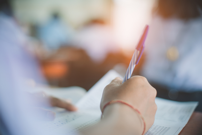 一名姊代母职的女网友表示念大一弟弟向她讨奖学金，但她要求要All Pass弟弟却说太难。(示意图，达志提供)