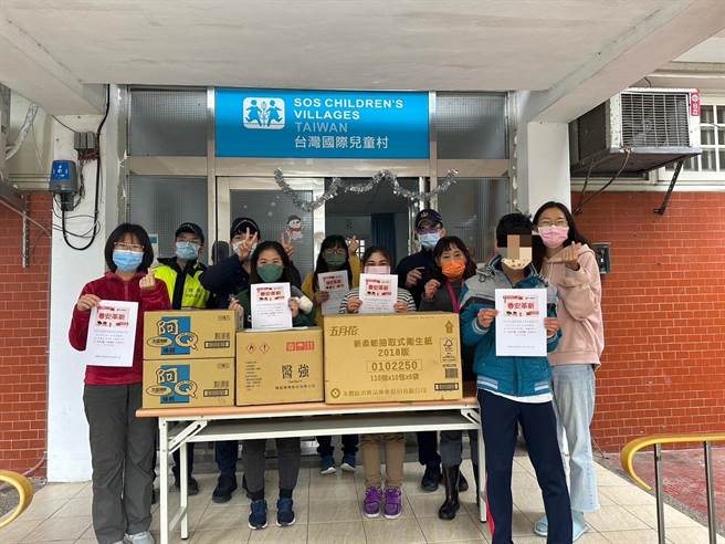 杨梅警分局头洲派出所倡导警政署自元旦起推动的社区警政再出发专案，前往国际儿童村探视，关怀失依院童。（翻摄画面／蔡明亘桃园传真）