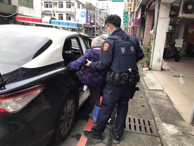 桃园杨梅一名8旬老妇，昨上午10时许独自外出赴市场买菜，返家途中突感不适、蹲坐路旁。（翻摄画面／蔡明亘桃园传真）