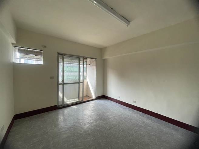 位於復興西區勞宅共有7戶空戶，目前屋內內部狀況。（洪靖宜攝）