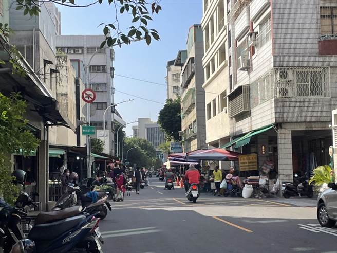 大樓附近就有菜市場。（洪靖宜攝）