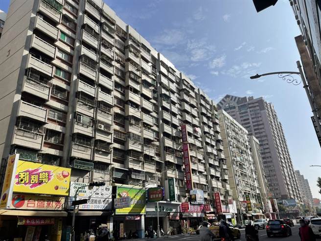 位於復興西區勞宅共有7戶空戶。（洪靖宜攝）